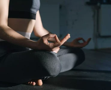 Como mejorar dolores estomacales mediante la meditación