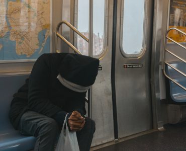 hombre solo en el metro